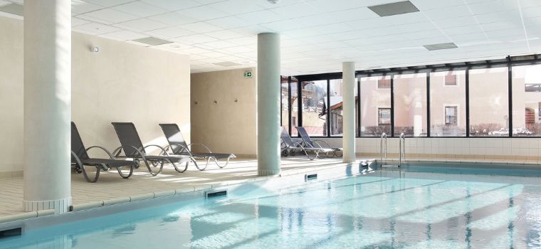 Piscine couverte et chauffée de la résidence Aquisana