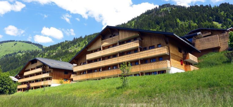 Résidence Le Grand Lodge à Chatel l’été avec une façade en bois