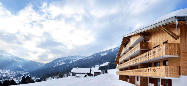 Résidence Le Grand Lodge in Châtel, large wooden chalet in the heart of the snow-covered Alpine mountains