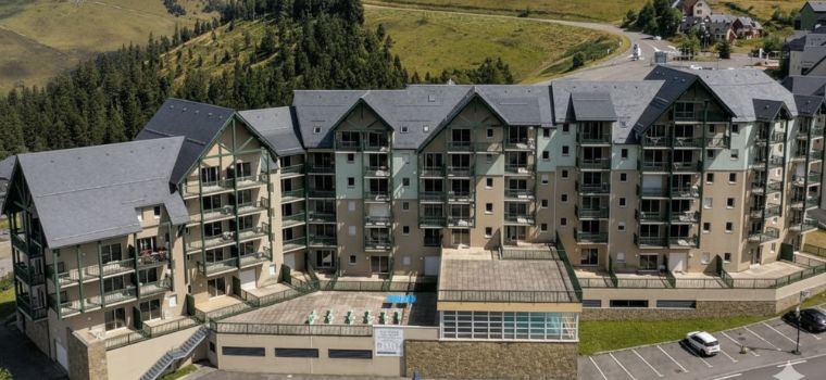Les Adrets de Peyragudes vue d’ensemble de la résidence l’été