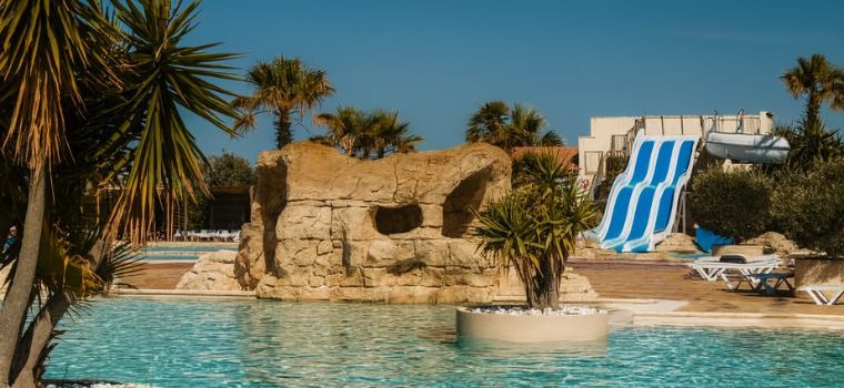 Village vacances Les Muriers à Vendres Plage avec espace aquatique extérieur et toboggan