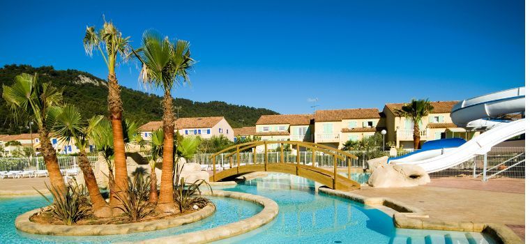 Espace aquatique extérieur avec pont dans la résidence le clos des oliviers