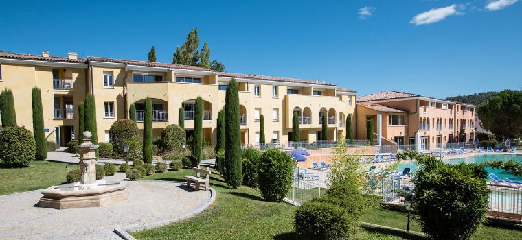 Overall view of the exterior of La Licorne de Haute Provence residence in Gréoux-les-Bains