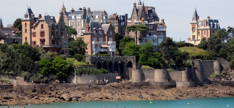 Wide shot of Dinard Beach on the Emerald Coast