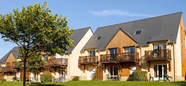 Résidence Les Roches Douvres à Saint-Briac-sur-Mer propose des logements répartis sur un terrain verdoyant et calme