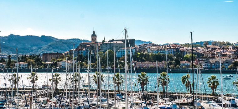 Vue du port d’Hendaye depuis le balcon d’un appartement de la résidence Sokoburu