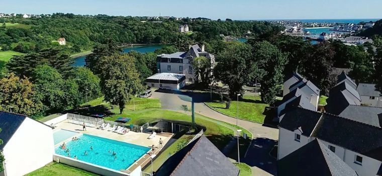 Vue aérienne du Domaine de la Baie avec piscine et vue mer à Audierne