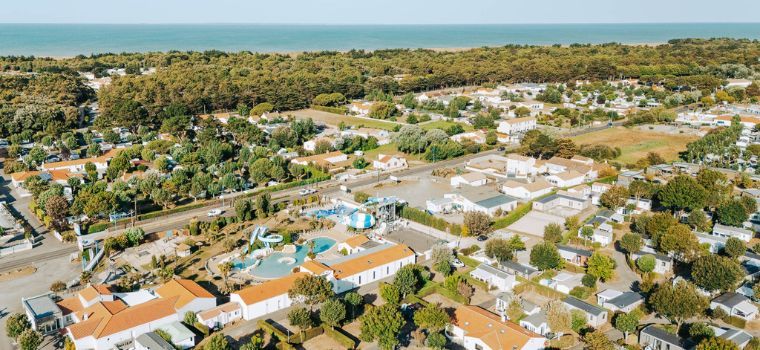 Vue aérienne du camping les places dorées***** à Saint Jean de monts avec espace aquatique et toboggans