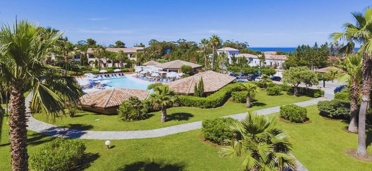 Espace aquatique extérieur entouré de jardins verdoyants au style méditerranéen à la résidence Sognu Di Mare à Linguizzetta