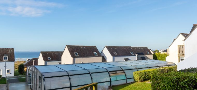Vue sur l’océan atlantique et la piscine depuis la résidence les terrasses de Pentrez en Bretagne