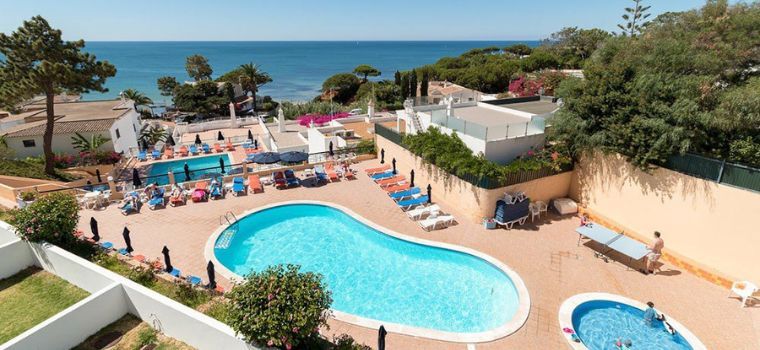 Résidence Do Parque avec piscine et vue mer à Olhos d'Agua dans le sud du Portugal en Algarve