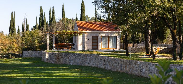 Maisonnettes Sveta Ana Lodges 3* construites en pierres traditionnelles au milieu d'un parc arboré et unique