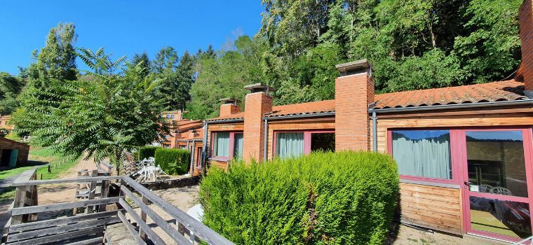 General view of the red-brick cottages at Résidence Vorey-sur-Arzon