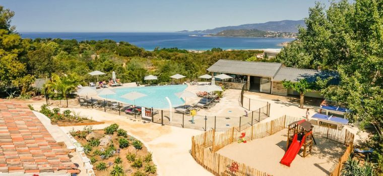 Camping avec piscine au coeur d'un environnement verdoyant à Calcatoggio en Corse