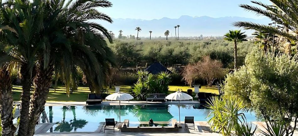 Vue globale de la piscine extérieure privée de la villa Dar Dream