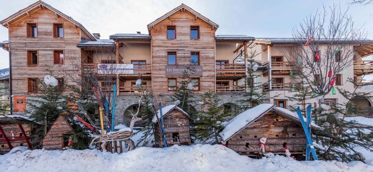 Vue d’ensemble de la résidence les Balcons du Viso à Abriès sous la neige