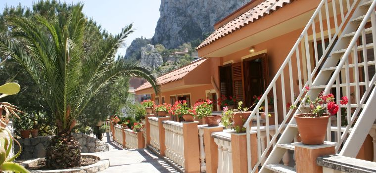 Résidence Baia d’Oro hébergements vue mer avec espaces en commun fleuris