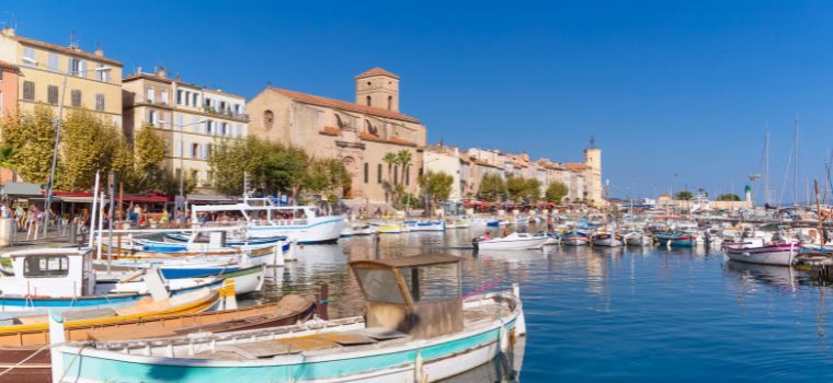 Ville de La Ciotat avec son port non loin de la résidence le Saint Estève à La Ciotat