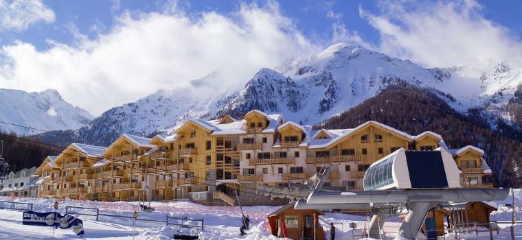 Overview of Le Parc des Airelles residence with direct ski-in/ski-out access to the slopes.