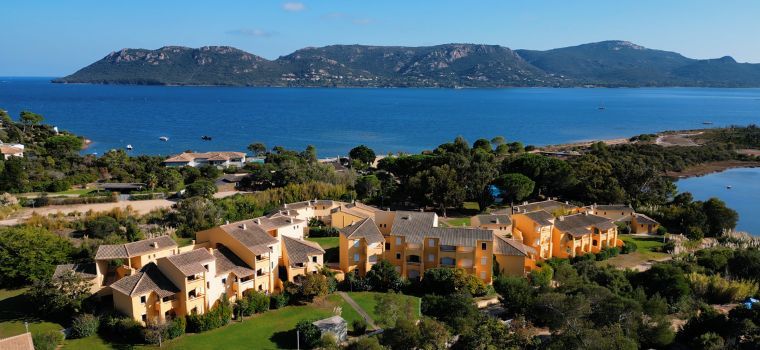 Résidence Paese Serenu vue de haut avec la mer en fond
