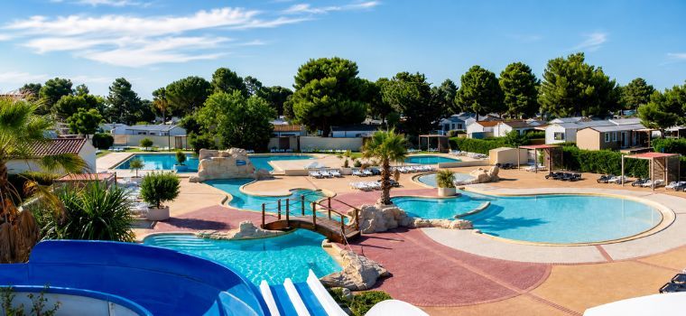 Village vacances Les Muriers à Vendres-Plage avec espace aquatique extérieur et toboggan