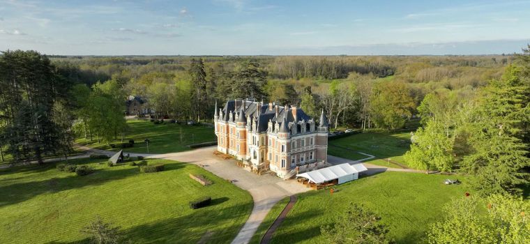 Holiday rental in La Ferté-Imbault, set in a lush green estate at the heart of a château park