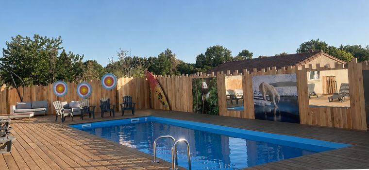 Piscinedu Hameau de Vouvant avec espaces détente et piscine extérieure