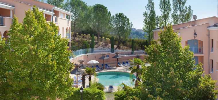 Vue globale de la piscine extérieure de la résidence de vacances La Licorne de Haute-Provence à Gréoux-les-Bains
