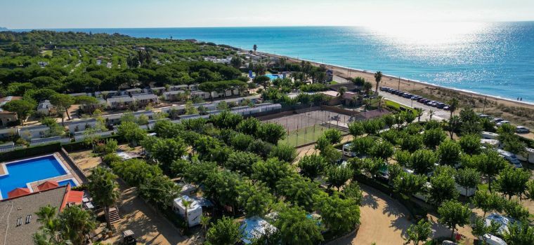Vue aérienne du Camping del Mar **** à Malgrat del Mar un camping avec un accès direct à la mer