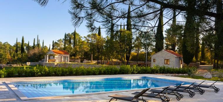 Maisonnettes Sveta Ana Lodges 3* construites en pierres traditionnelles au milieu d'un parc arboré et unique