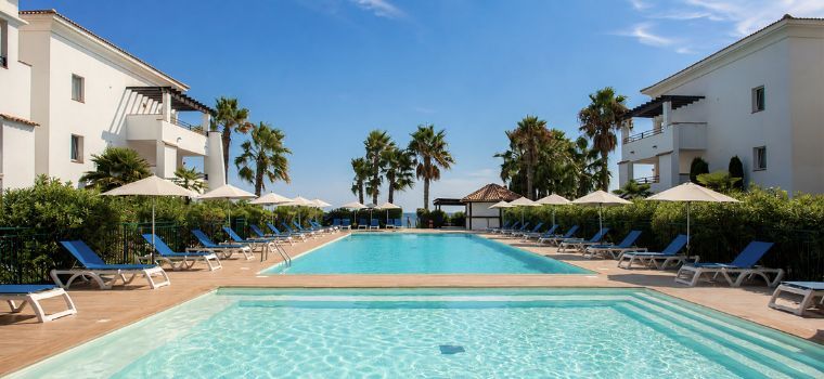 Piscine extérieure centrale avec pataugeoire dans la résidence Sognu di Rena à Moriani-Plage