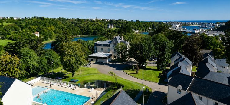 Aerial view of the Domaine de la Baie with swimming pool and sea view in Audierne