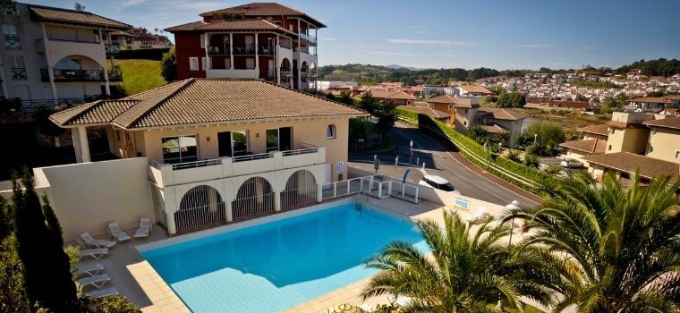 Vue de haut de la piscine extérieure de la résidence Soko Eder à Ciboure