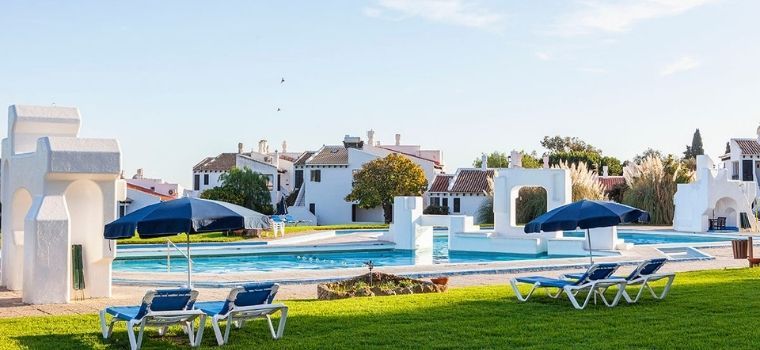 Vue aérienne de l’ensemble du domaine de Pedras del Rei avec hébergements et piscine à Santa Luzia au Portugal