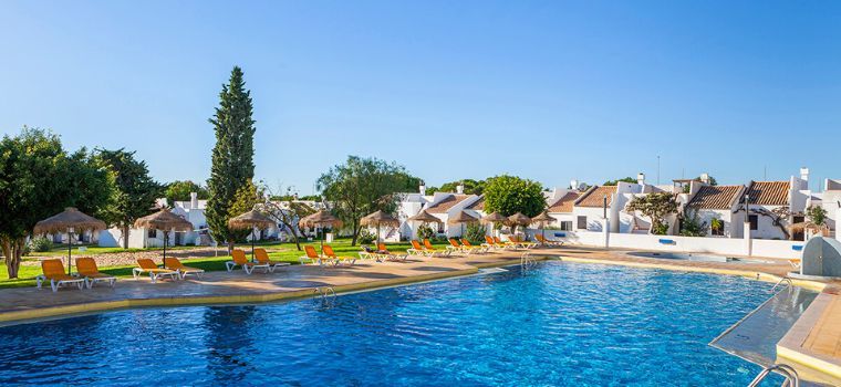Piscine extérieure avec des transats et parasols au sein de la résidence Pedras da Rainha*** à Tavira au Portugal