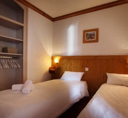 la chambre avec 2 lits simples