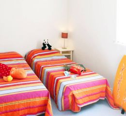 un exemple de chambre avec 2 lits simples