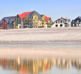 Résidence Les Terrasses de la Plage à Cayeux sur Mer - Résidence vu depuis la plage de galet