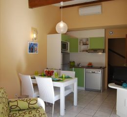 Intérieur d'un des logements de la résidence avec une cuisine et une table à manger