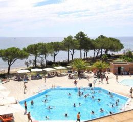 Le Village des Isles - swimming pool