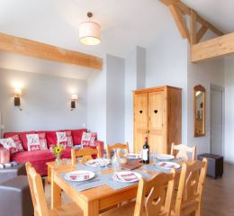 Séjournez dans un appartement pour 6 personnes avec canapé et table à manger à la résidence Ours Blanc
