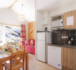 Cuisine entièrement équipée ouvrant sur le salon de la résidence Ours Blanc