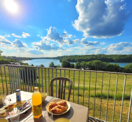 Terrasse d’un cottage avec petit-déjeuner et vue panoramique sur le lac de Valjoly dans les Hauts-de-France