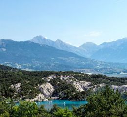 Vue panoramique sur le lac de Serre-Ponçon et les sommets alpins depuis la résidence L’Écrin du Lac à Chorges