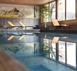 Piscine intérieure avec transats à la résidence Le Cœur d’Or, Bourg-Saint-Maurice