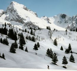 Vue sur les montagnes enneigées autour de Bourg-Saint-Maurice, cadre naturel de la résidence Le Cœur d’Or