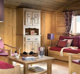 Salon chaleureux en bois avec canapé et fauteuils à la résidence Le Cœur d’Or à Bourg-Saint-Maurice