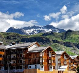 Vue estivale sur les Appartements Les Étoiles d’Orion et les sommets des Alpes du Sud.