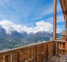 Balcon privatif avec vue sur la vallée et les montagnes depuis Les Étoiles d’Orion à Orcières Merlette.