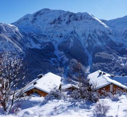Panorama sur les sommets enneigés des Alpes du Sud depuis Les Étoiles d’Orion à Orcières Merlette.